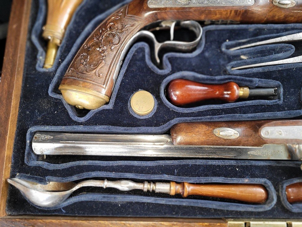 Box Of A Pair Of Dueling Pistols With All Its Accessories - 19th Century-photo-1