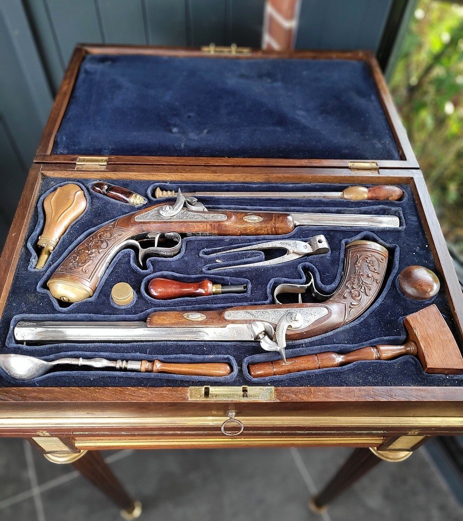 Box Of A Pair Of Dueling Pistols With All Its Accessories - 19th Century