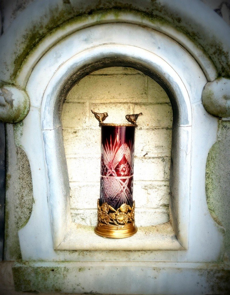 Vase en Cristal de Boh&egrave;me Overlay Rouge taill&eacute; avec Montures en Bronze - Epoque  Art Nouveau