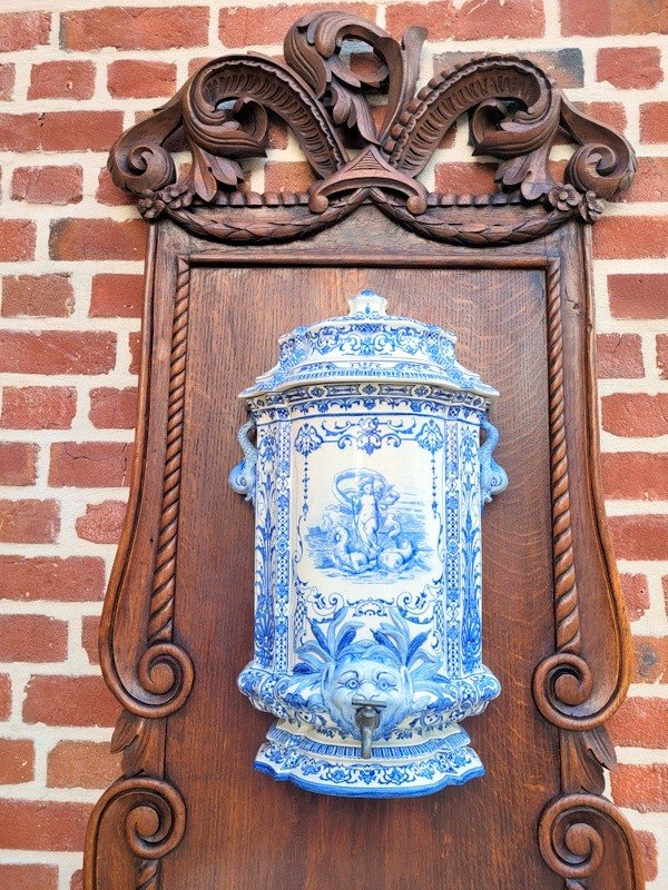  Fontaine en Fa&iuml;ence de Gien XIXe Si&egrave;cle sur son support en bois sculpt&eacute; .-photo-3