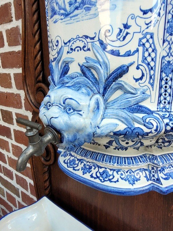  Fontaine en Fa&iuml;ence de Gien XIXe Si&egrave;cle sur son support en bois sculpt&eacute; .-photo-6