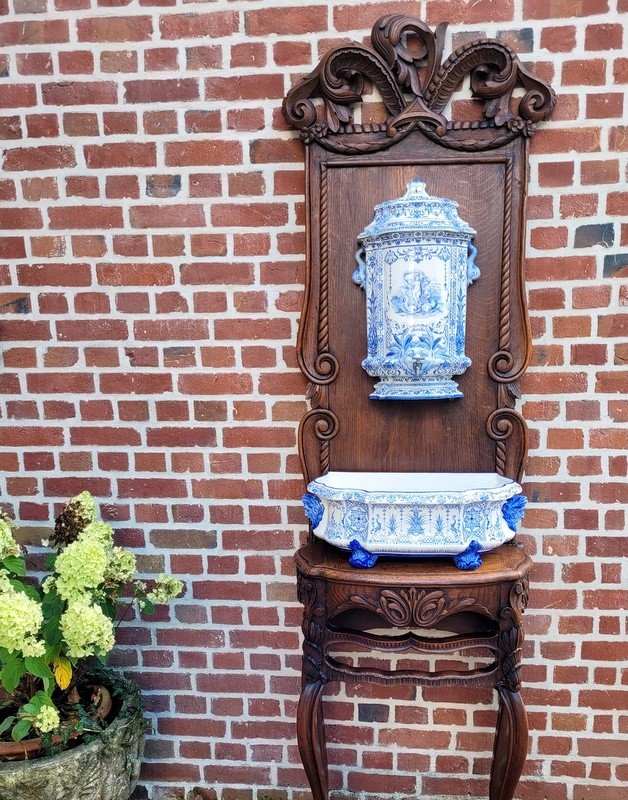  Fontaine en Fa&iuml;ence de Gien XIXe Si&egrave;cle sur son support en bois sculpt&eacute; .