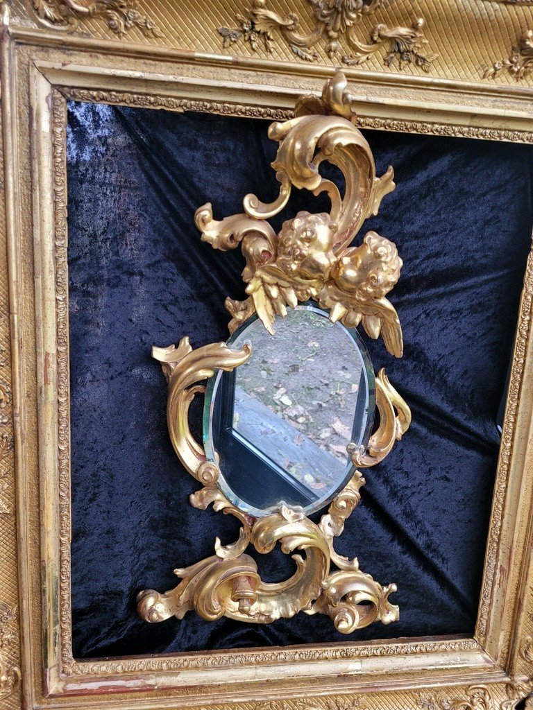  Grand Miroir Napolitain en bois sculpt&eacute; dor&eacute; &agrave; la feuille d&#039;or - XVIIIe Si&egrave;cle