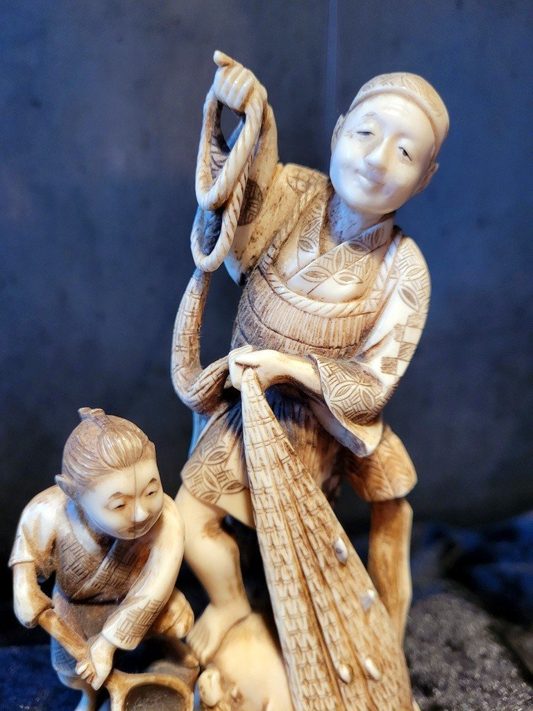 &quot; Le P&ecirc;cheur et son Enfant &quot; Okimono sculpt&eacute; sign&eacute; - XIXe Si&egrave;cle-photo-2