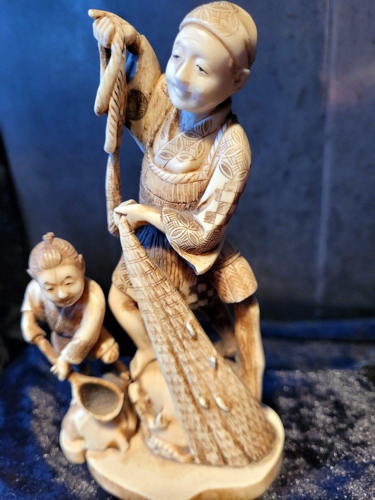 &quot; Le P&ecirc;cheur et son Enfant &quot; Okimono sculpt&eacute; sign&eacute; - XIXe Si&egrave;cle-photo-4