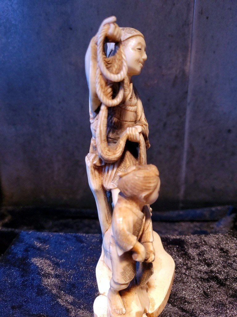 &quot; Le P&ecirc;cheur et son Enfant &quot; Okimono sculpt&eacute; sign&eacute; - XIXe Si&egrave;cle-photo-3