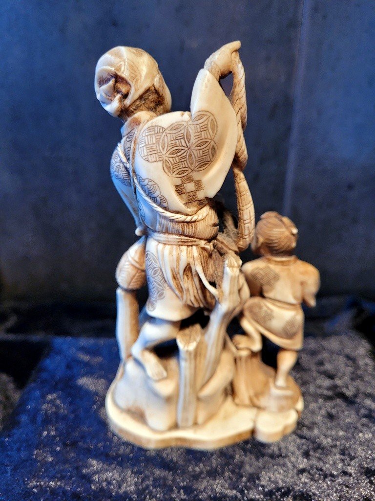 &quot; Le P&ecirc;cheur et son Enfant &quot; Okimono sculpt&eacute; sign&eacute; - XIXe Si&egrave;cle-photo-4