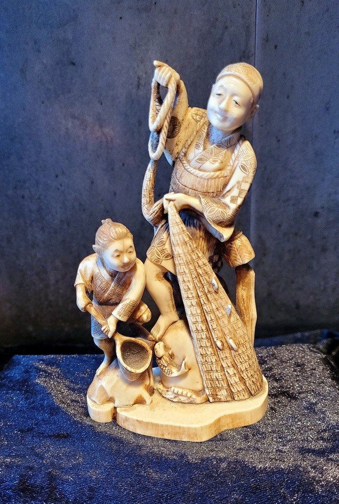 &quot; Le P&ecirc;cheur et son Enfant &quot; Okimono sculpt&eacute; sign&eacute; - XIXe Si&egrave;cle