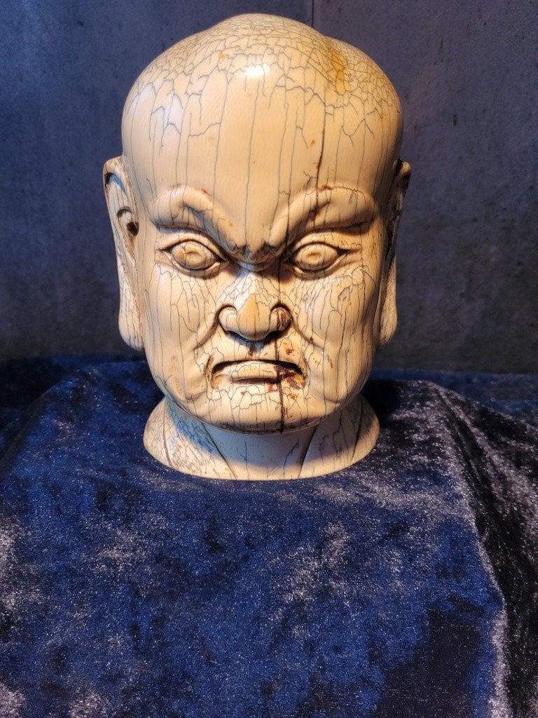 T&ecirc;te de Bouddha sculpt&eacute;e et sign&eacute;e - Origine Mammouth&nbsp; datant du XVIIIe Si&egrave;cle&nbsp;