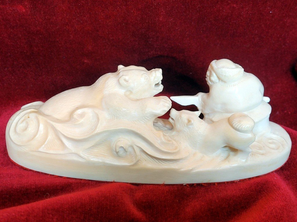 Polar Bear Hunting Scene - Walrus Tooth Sculpture - Early 20th Century 