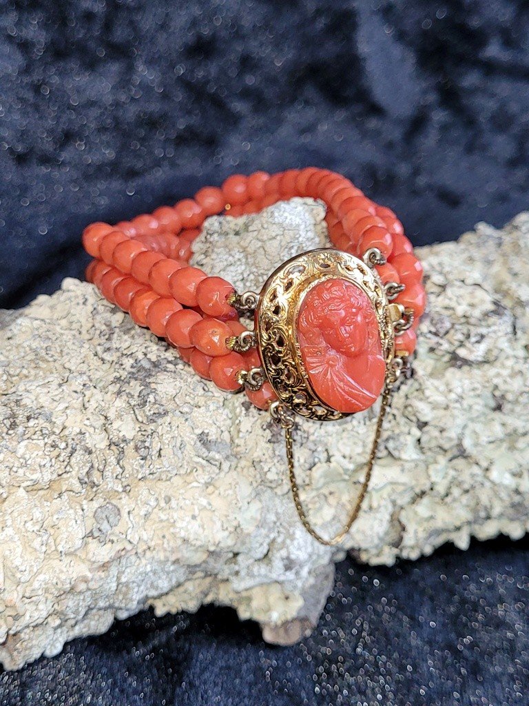 Bracelet &quot; Cam&eacute;e Corail &quot; orn&eacute; de 4 rangs de perles de Corail - Fermoir en OR jaune - Epoque Napol&eacute;on III-photo-2