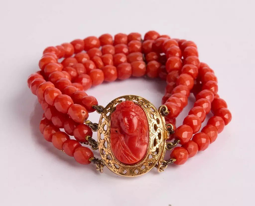 "coral Cameo" Bracelet Decorated With 4 Rows Of Coral - Yellow Gold Clasp - Napoleon III Period