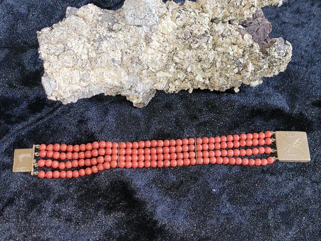  Bracelet à 4 rangs de perles de Corail avec fermoir guilloché en OR  datant  du  XIXe Siècle -photo-3