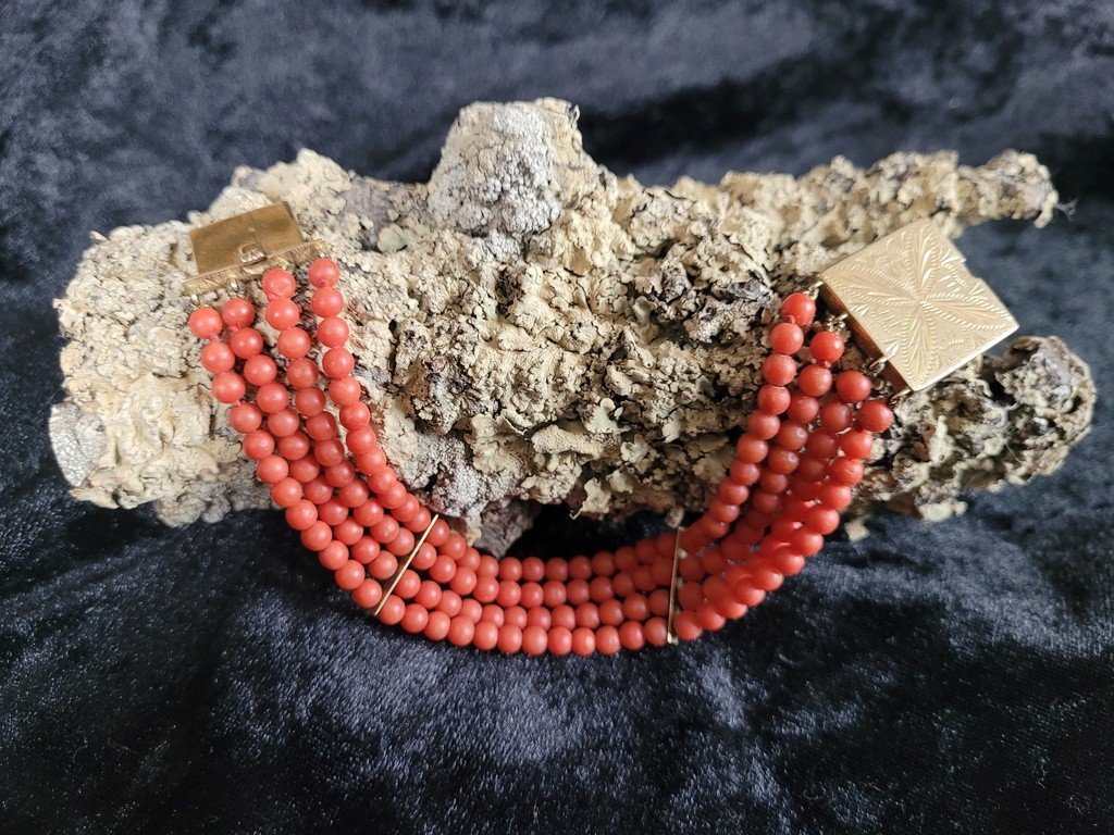  Bracelet à 4 rangs de perles de Corail avec fermoir guilloché en OR  datant  du  XIXe Siècle 