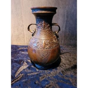 Grand  vase  archa&iuml;que en bronze sign&eacute;  - Chine XVIIIe  