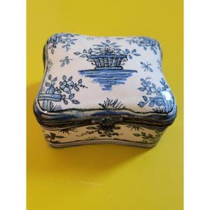 Ludwigsburg Earthenware Box Signed - 18th Century 