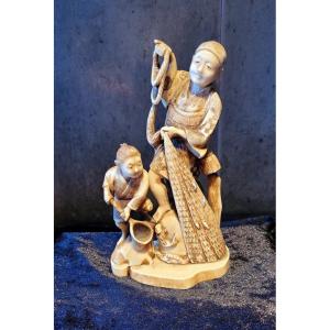 "the Fisherman And His Child" Signed Carved Okimono - 19th Century