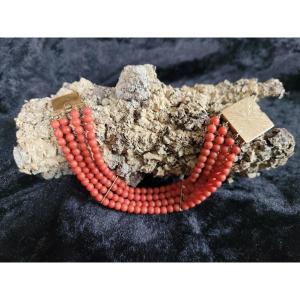  Bracelet &agrave; 4 rangs de perles de Corail avec fermoir guilloch&eacute; en OR  datant  du  XIXe Si&egrave;cle 