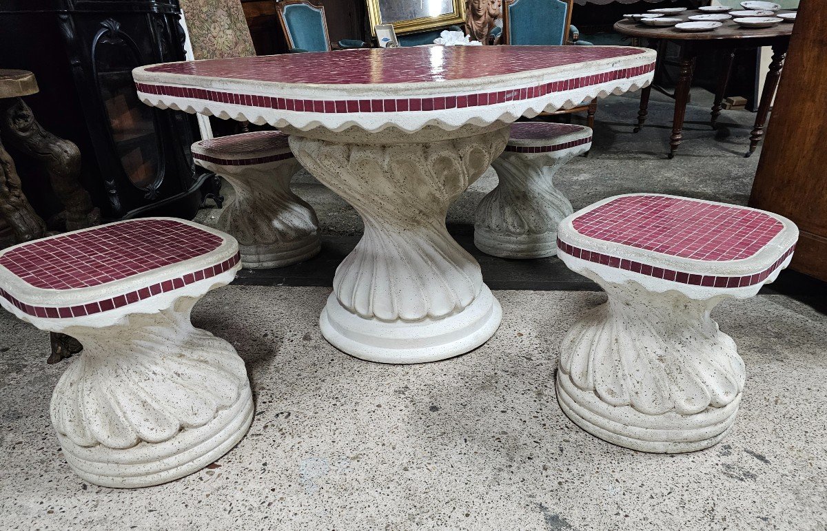 Salon De Jardin,  Table Et Quatre Tabourets 