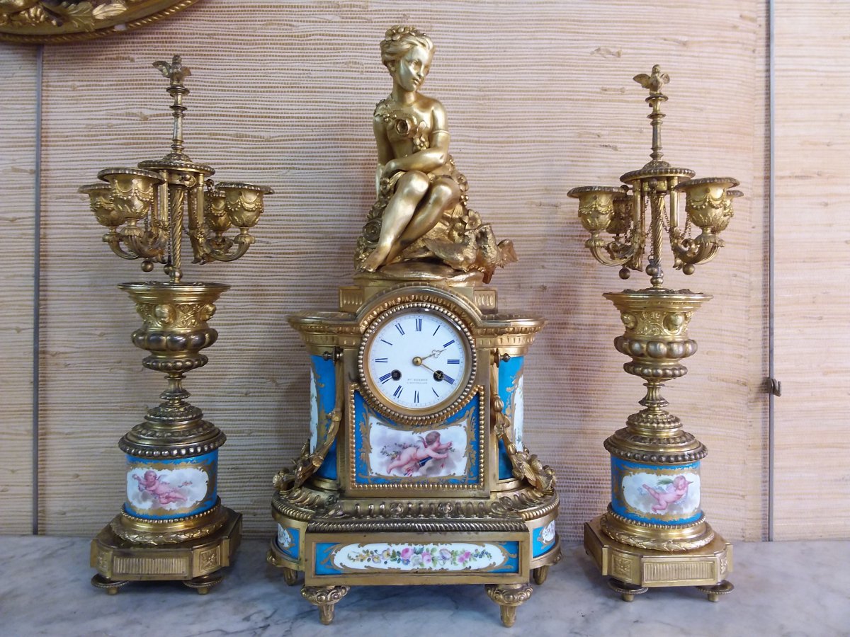 Garniture De Cheminée En Bronze Doré Et Plaques De Porcelaine Décor De Diane Deux candélabres 