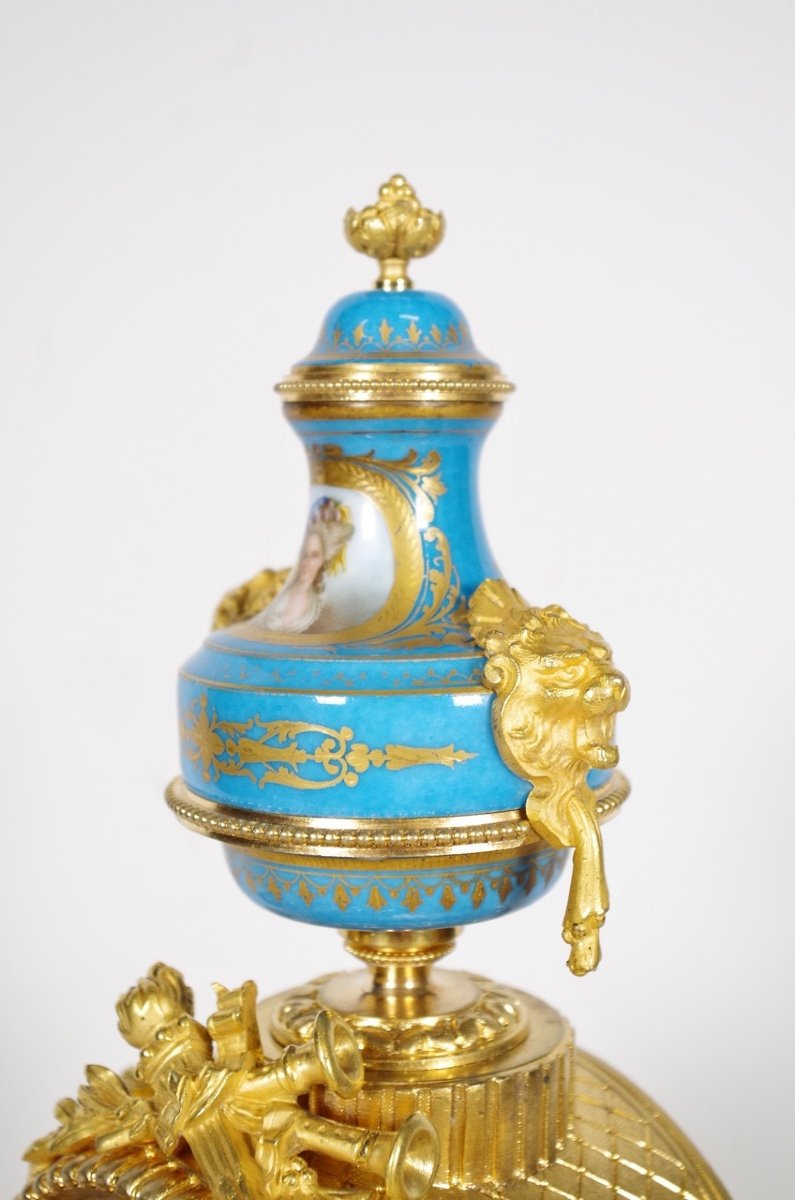 Louis XVI Style Gilt Bronze And Sèvres Style Porcelain Clock-photo-3