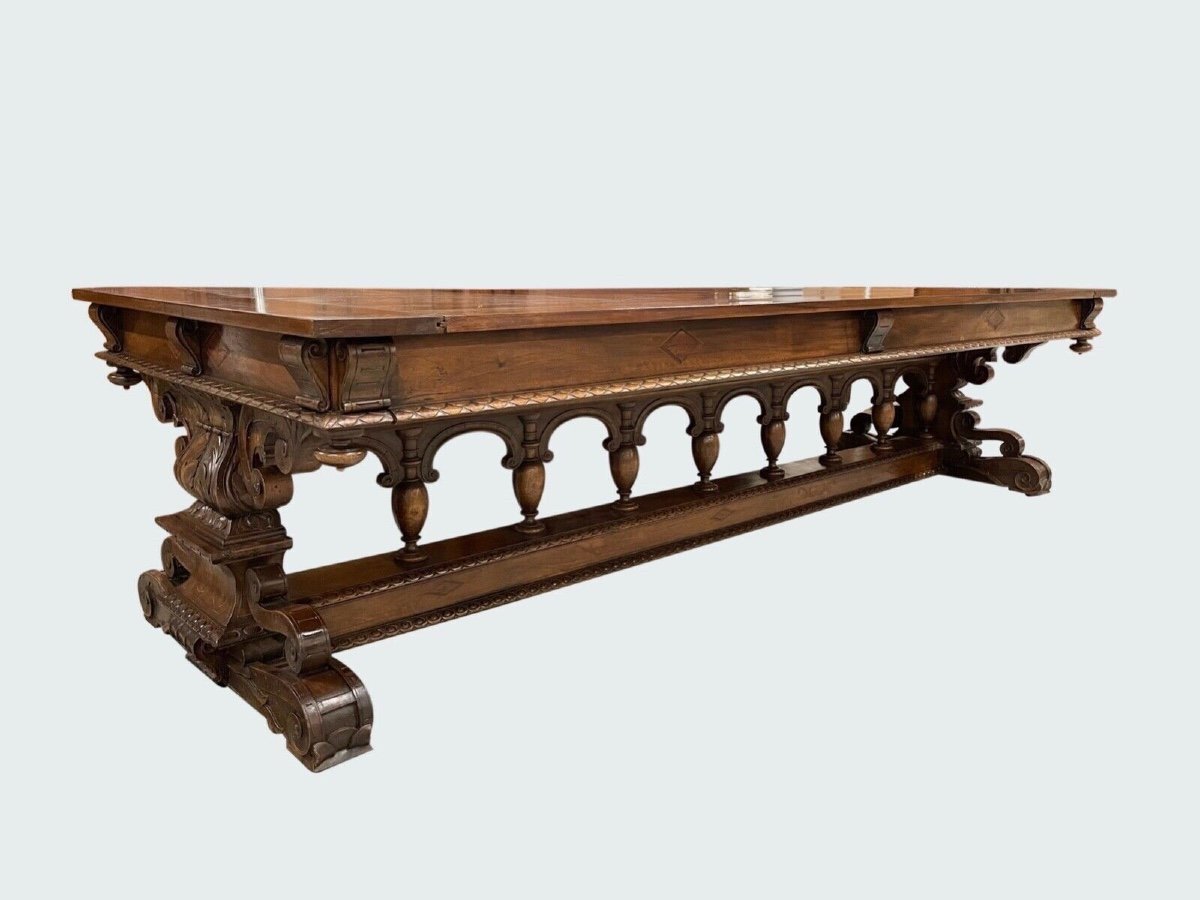 Table de château style Renaissance