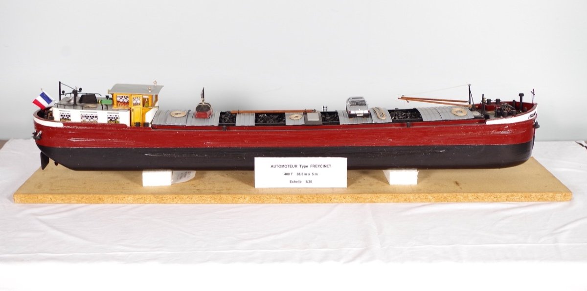 Barge Model: Self-propelled Freycinet Type