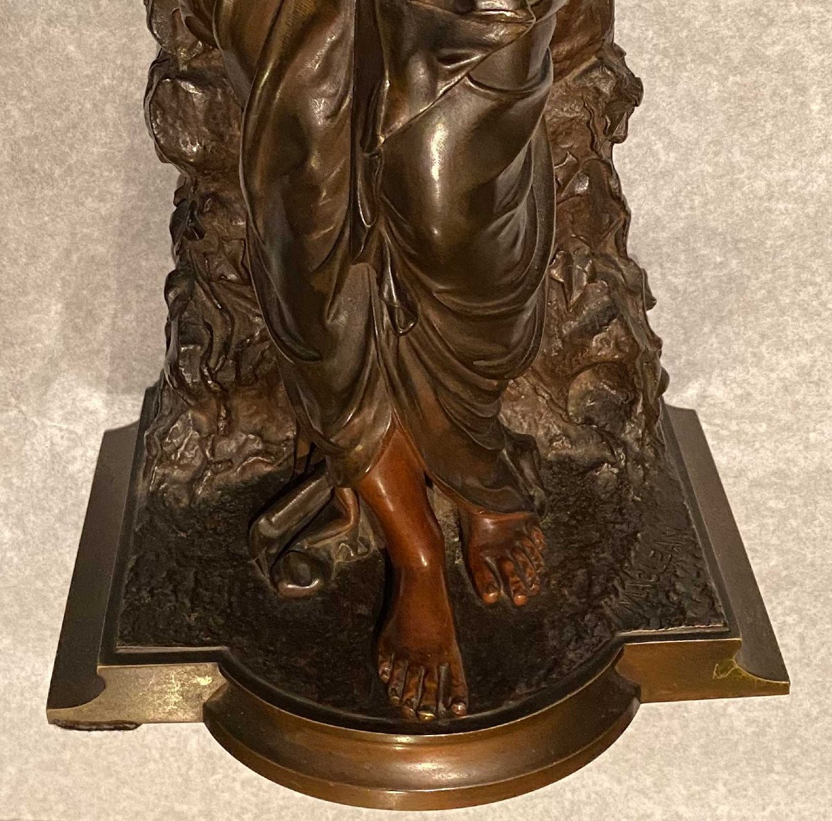 Sculpture Bronze Jeune Femme Drapée Sur Un Rocher Signée Maclean-photo-3
