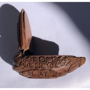 Tabatière Oblongue à Tête De Mufle Et Décor De Lyre Et De Fleurs 