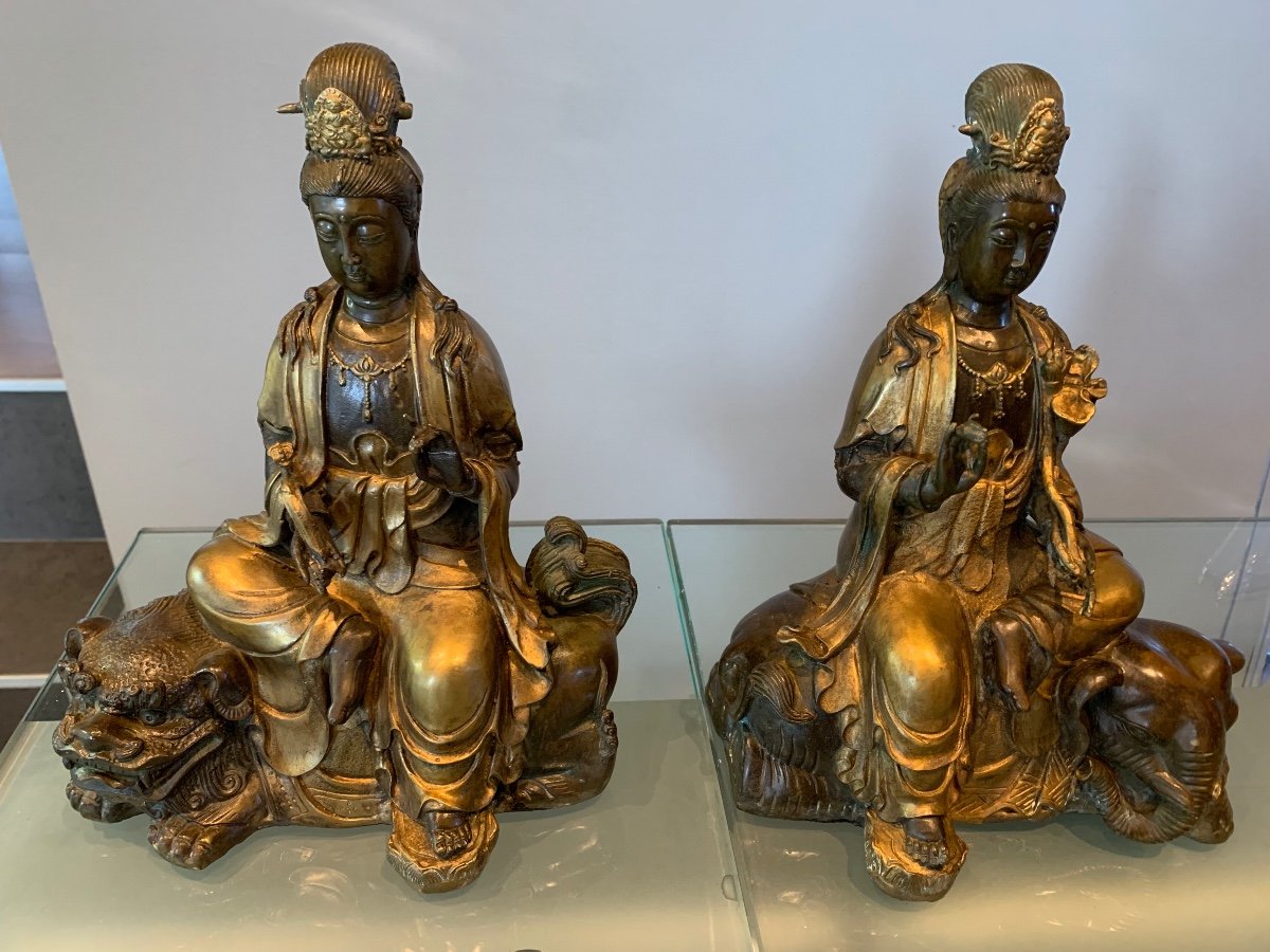 Paire De Guanyin 19 Ieme En Bronze Décors De Chien De Fo Et Tête D éléphant 
