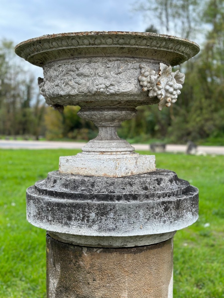 Vase En Fonte Sur Sont Socle En Pierre-photo-2