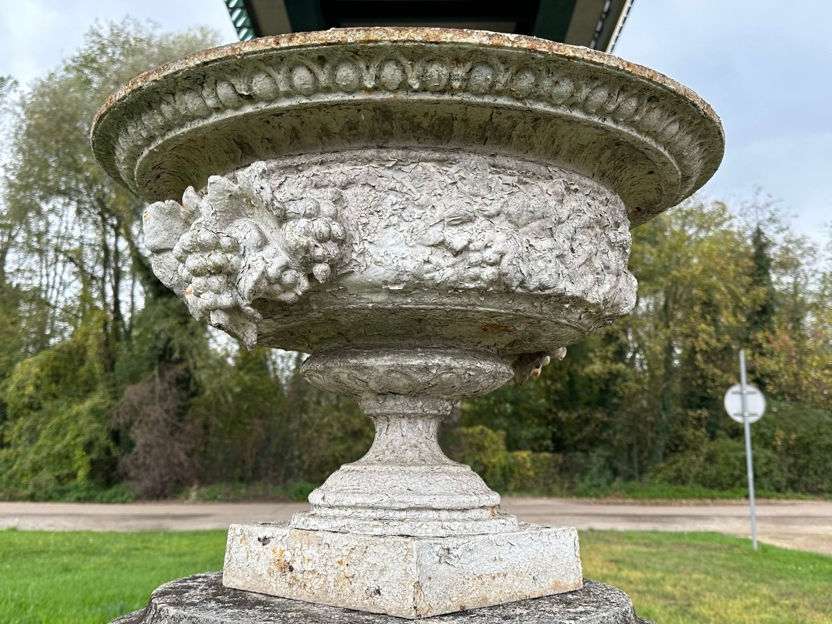 Vase En Fonte Sur Sont Socle En Pierre-photo-4