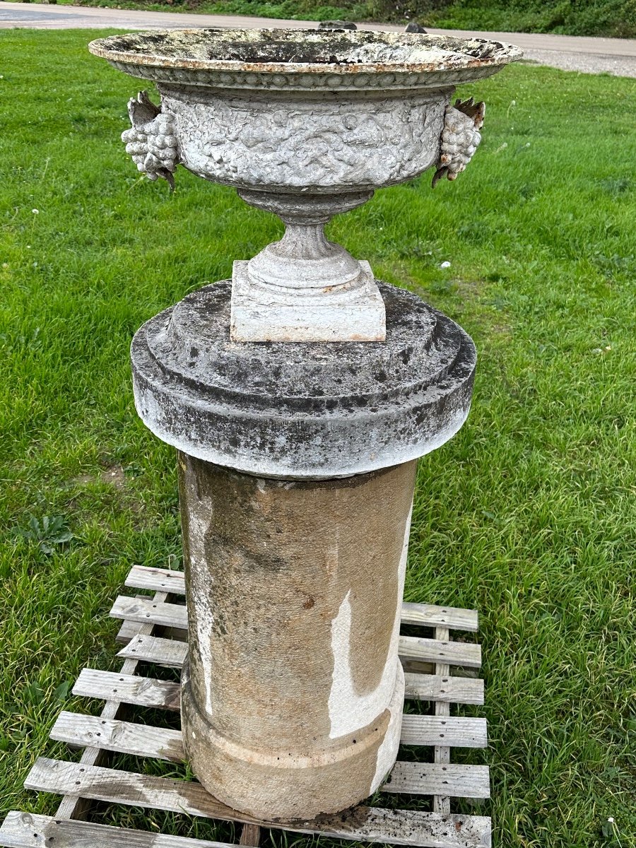 Vase En Fonte Sur Sont Socle En Pierre-photo-1