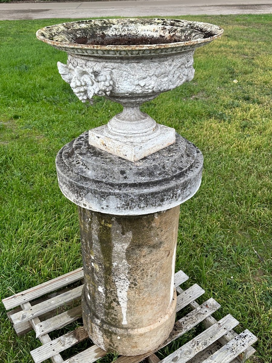 Vase En Fonte Sur Sont Socle En Pierre-photo-2