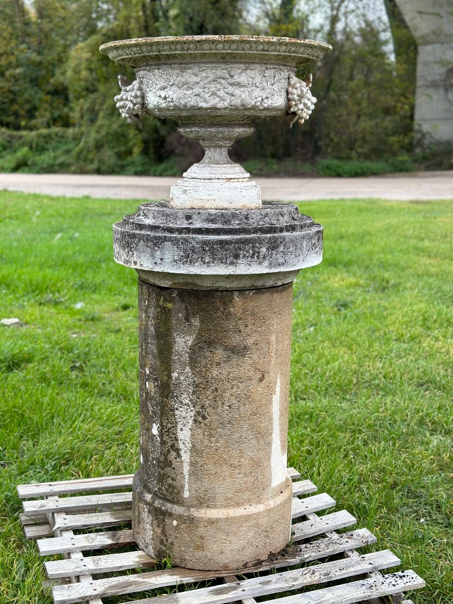 Vase En Fonte Sur Sont Socle En Pierre