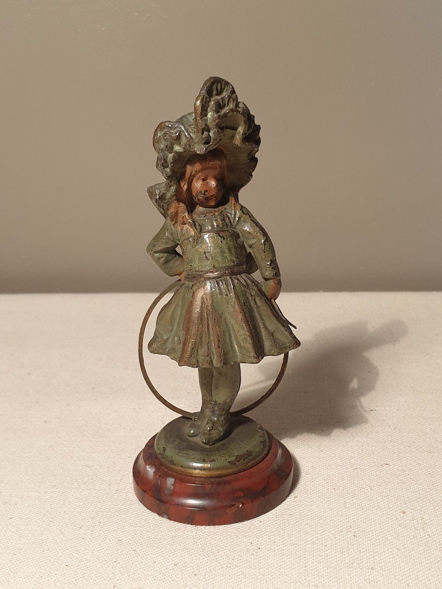 Statuette En Bronze Polychrome Petite Fille Au Cerceau Socle En Marbre-photo-1