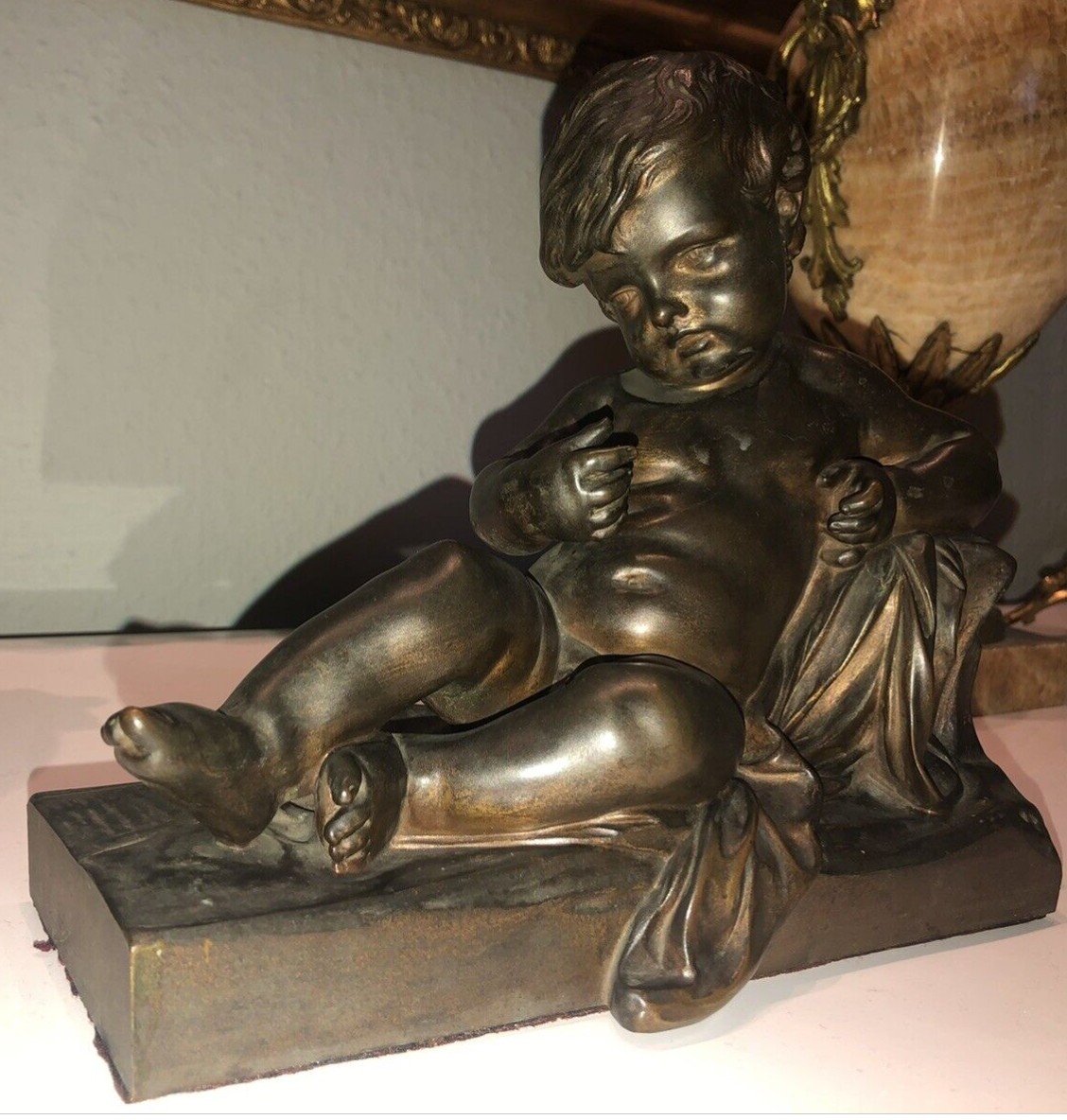 Large Leaning Putto In Bronze With Anonymous Medal Patina H. 21 Cm-photo-4