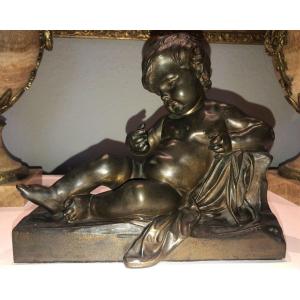 Large Leaning Putto In Bronze With Anonymous Medal Patina H. 21 Cm