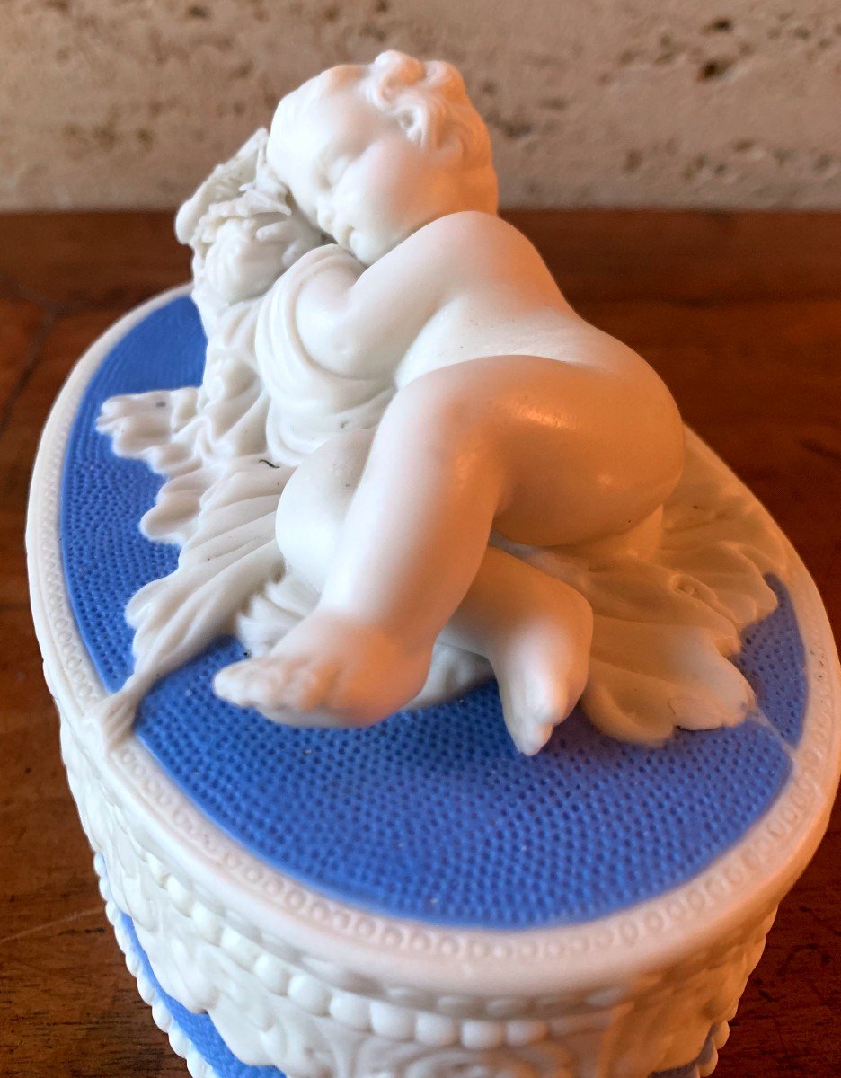 Lovely 19th Century English Porcelain Box: "the Sleeping Putto"-photo-3