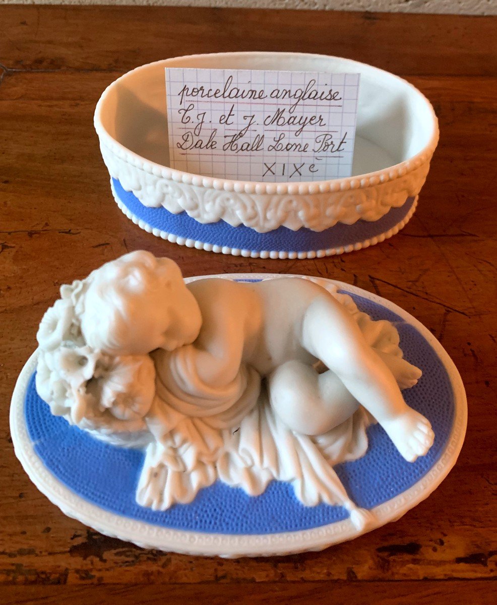 Lovely 19th Century English Porcelain Box: "the Sleeping Putto"-photo-4