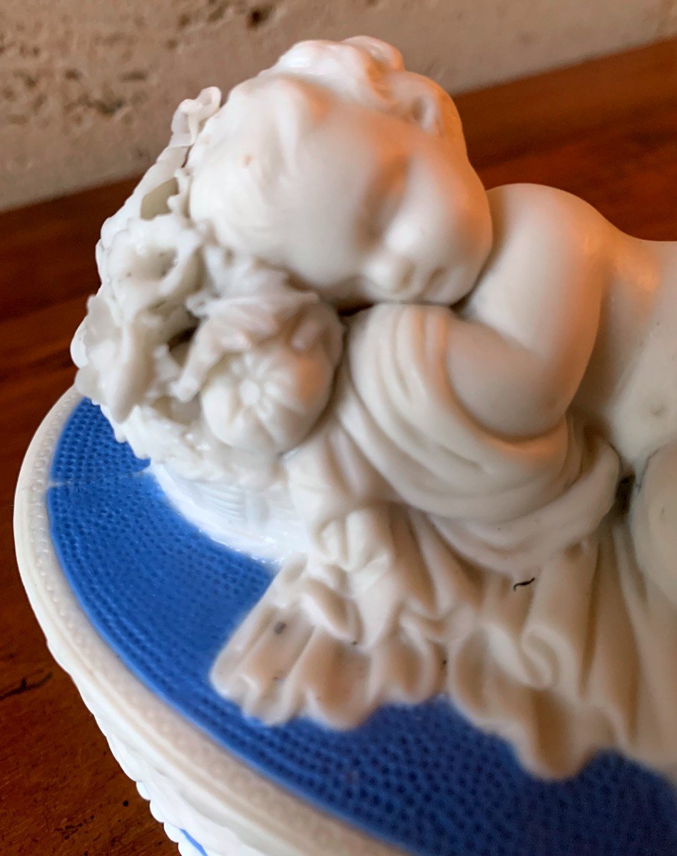 Lovely 19th Century English Porcelain Box: "the Sleeping Putto"-photo-2