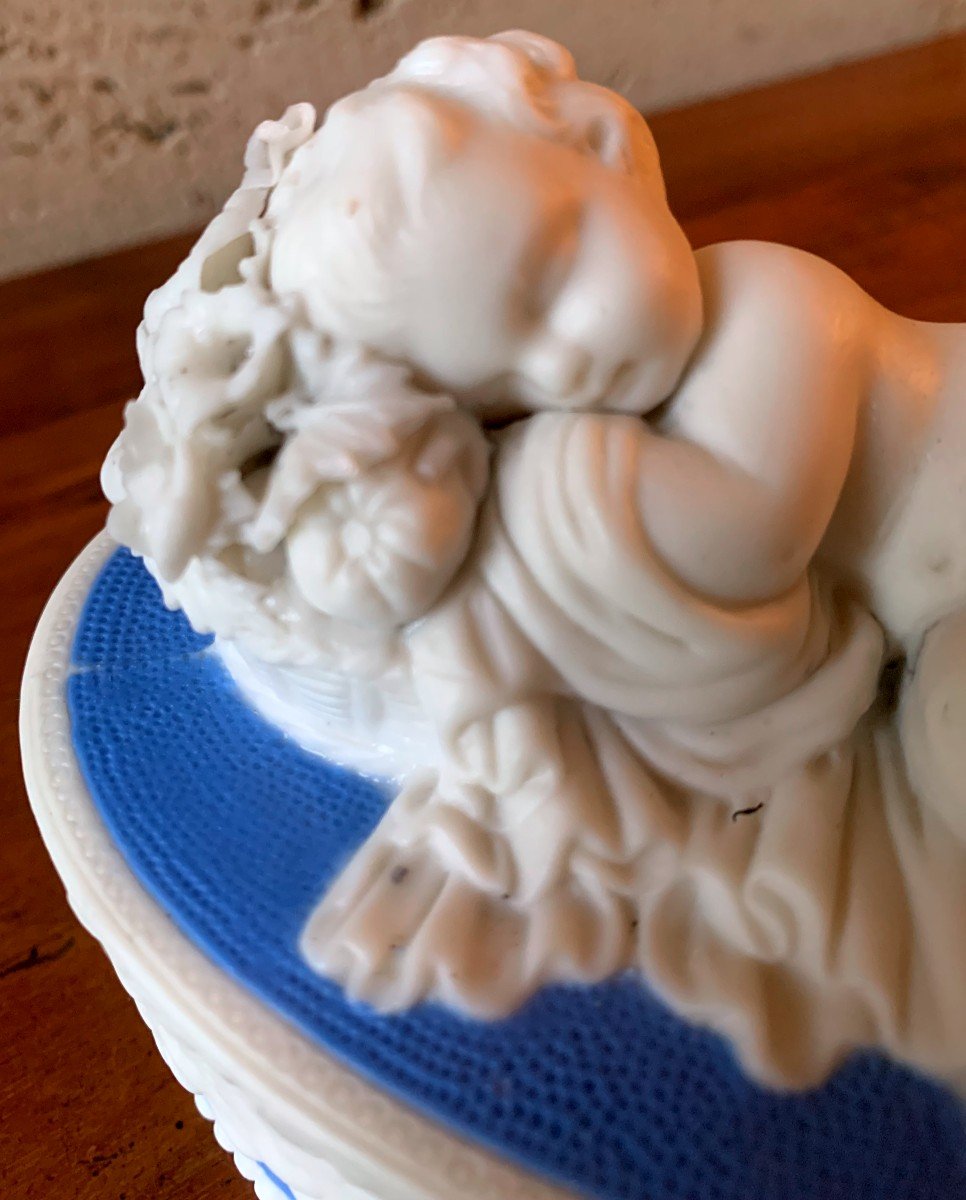 Lovely 19th Century English Porcelain Box: "the Sleeping Putto"-photo-3