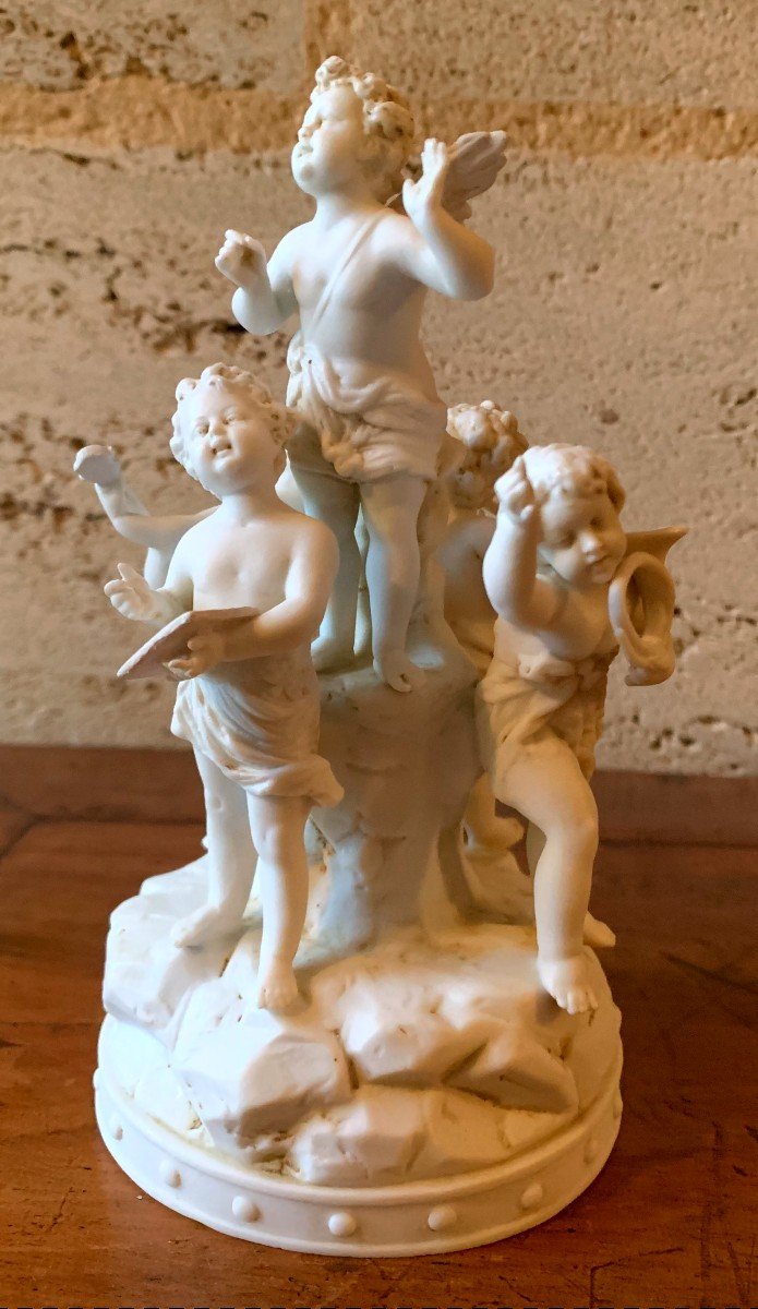 En Biscuit  ,petit Groupe De 5 Putti Musiciens, Manufacture Muller   Thuringe 