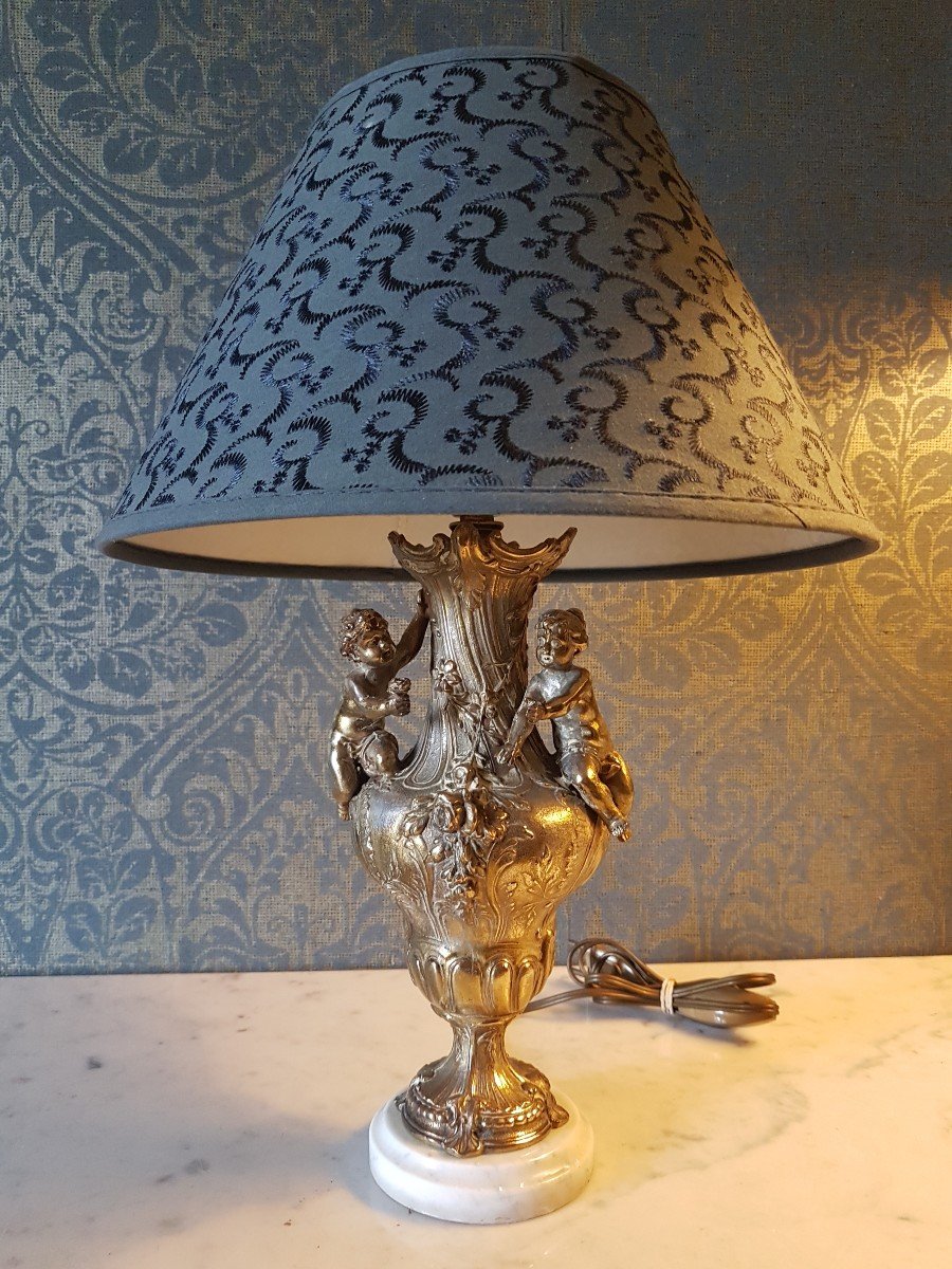 Lampe Avec  Deux  Putti's  En Metal  Argent Et doré. Doré. 