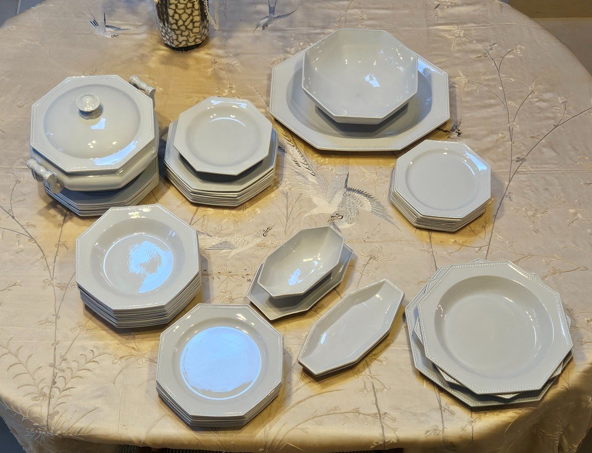 Service de table en Faïence de Creil et Montereau modèle " Perles Octogonale Gris Bleu " 54 P