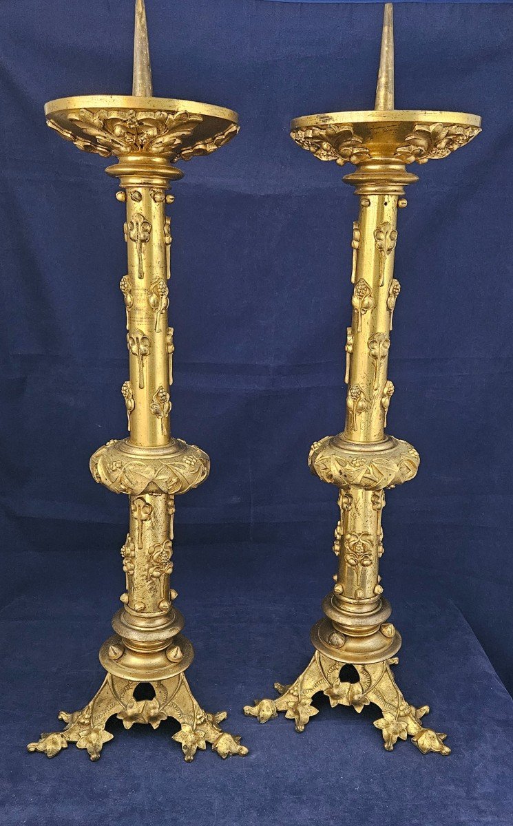 Paire de piques-cierges, chandeliers d'autel en bronze doré style gothique 19 ème 