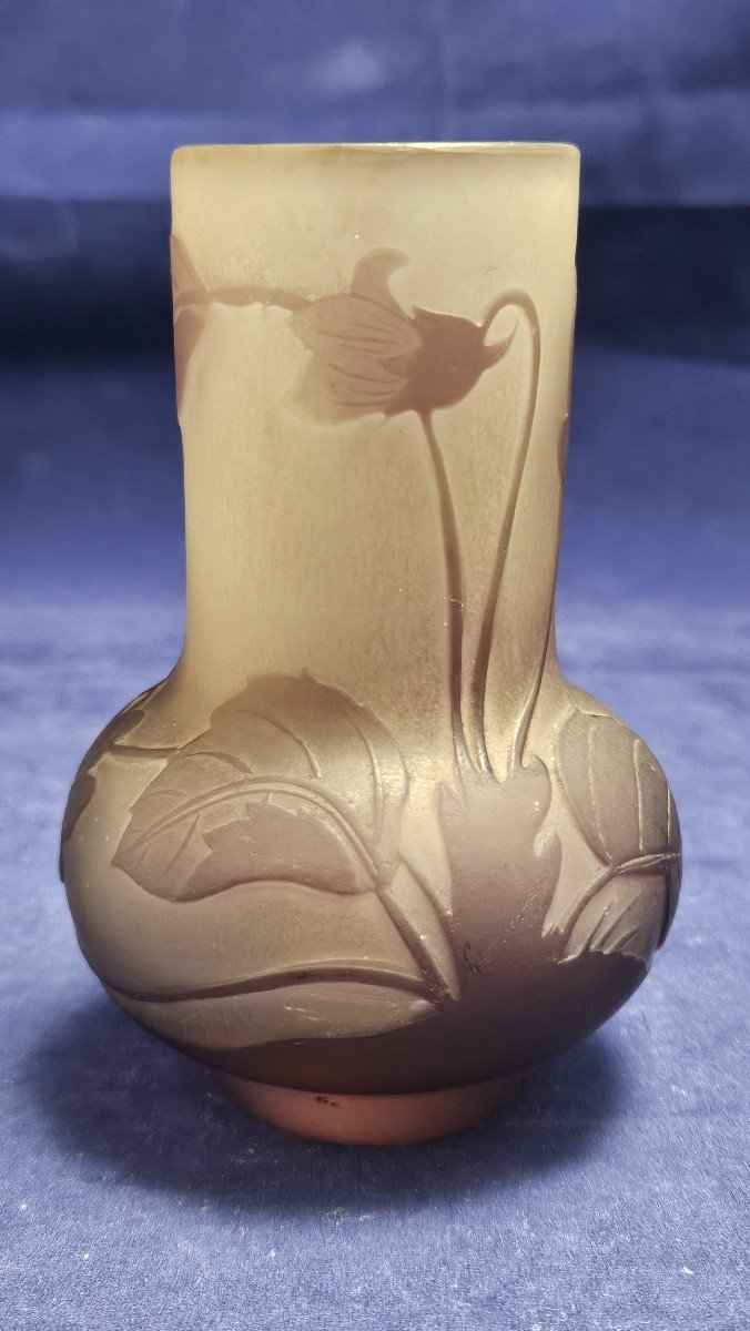 Émile Gallé, vase bulbe en pâte de verre décor de pensées Art nouveau 