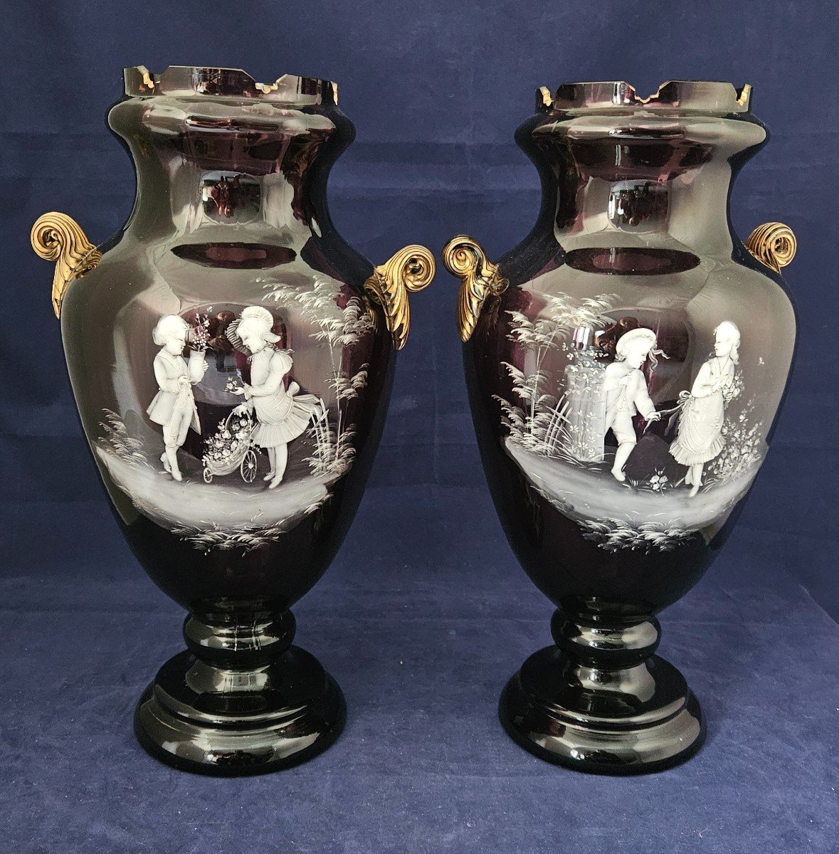 Grande paire de vases en verre émaillée de Mary Gregory 19ème 