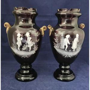 Grande paire de vases en verre émaillée de Mary Gregory 19ème 