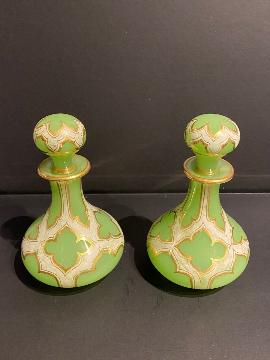 Paire De Flacons En Opaline Vert émaillé Blanc Et Filets Or Milieu XIXeme époque Napoléon III.-photo-2